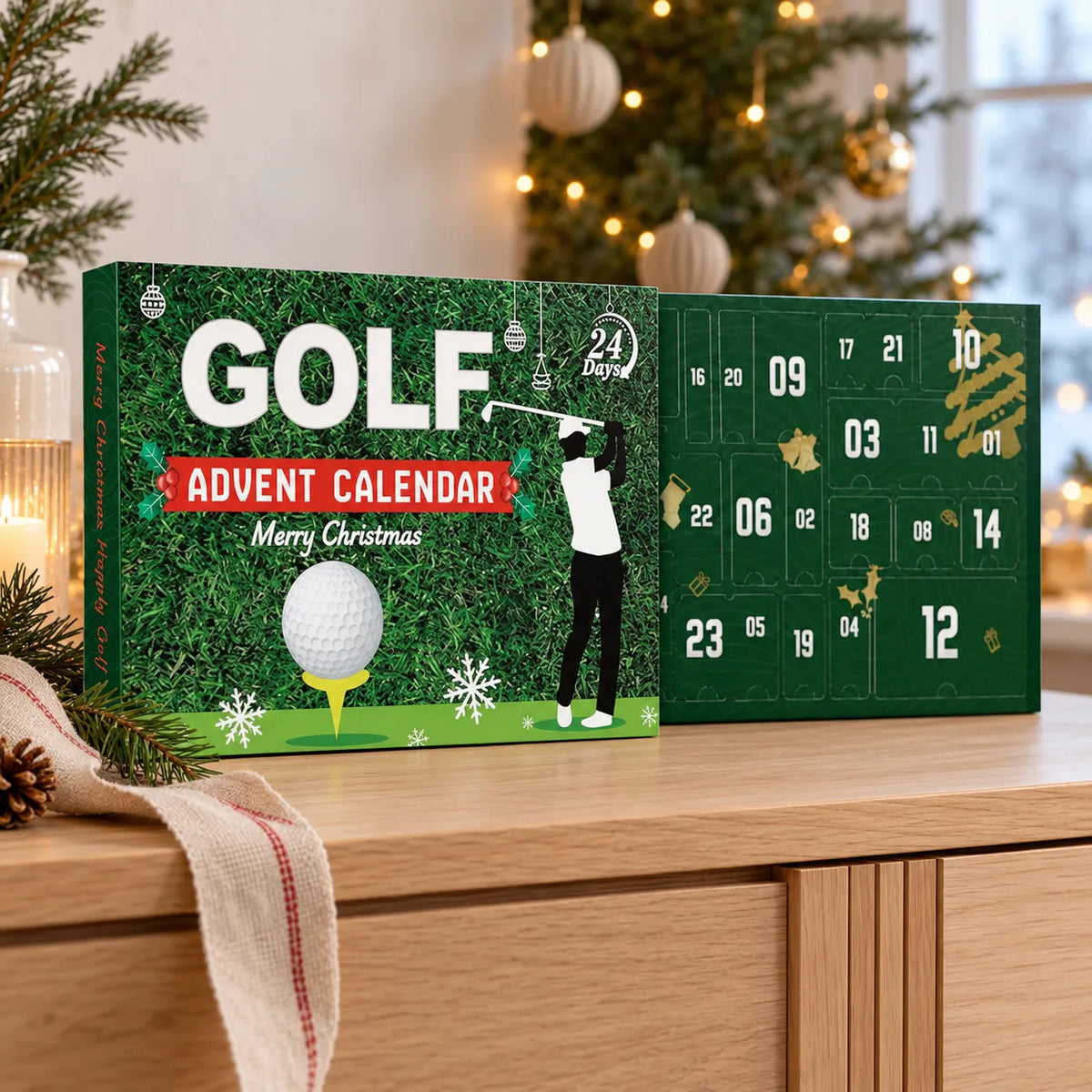 Golf adventskalender på en skänk i ek framför en julgran med ljusslinga