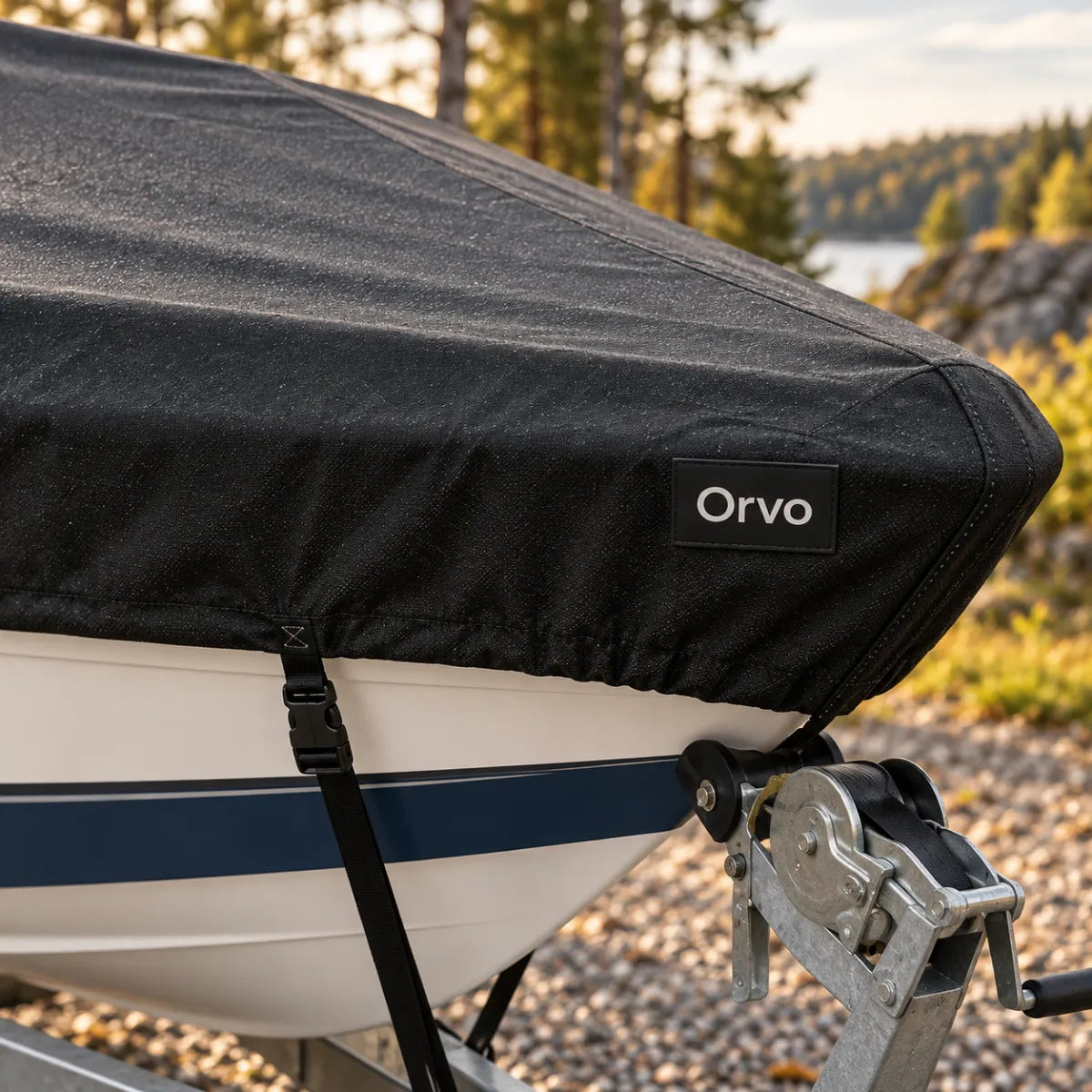 Gros plan sur la proue : tissu 600D noir avec logo Orvo et ourlet élastique autour de la coque