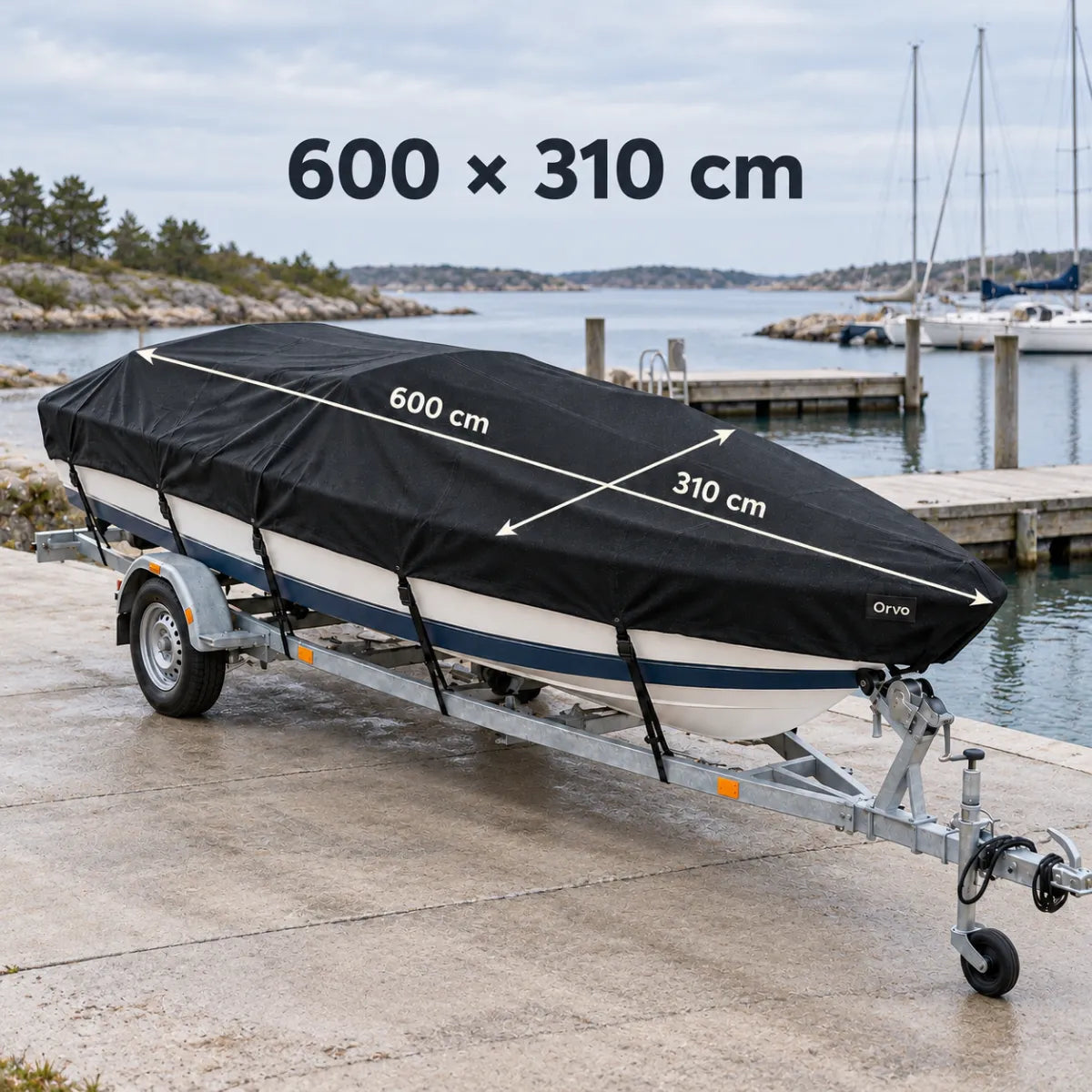 Dimensions de la bâche : 600 cm de long et 310 cm de large, sur un bateau sur remorque au port