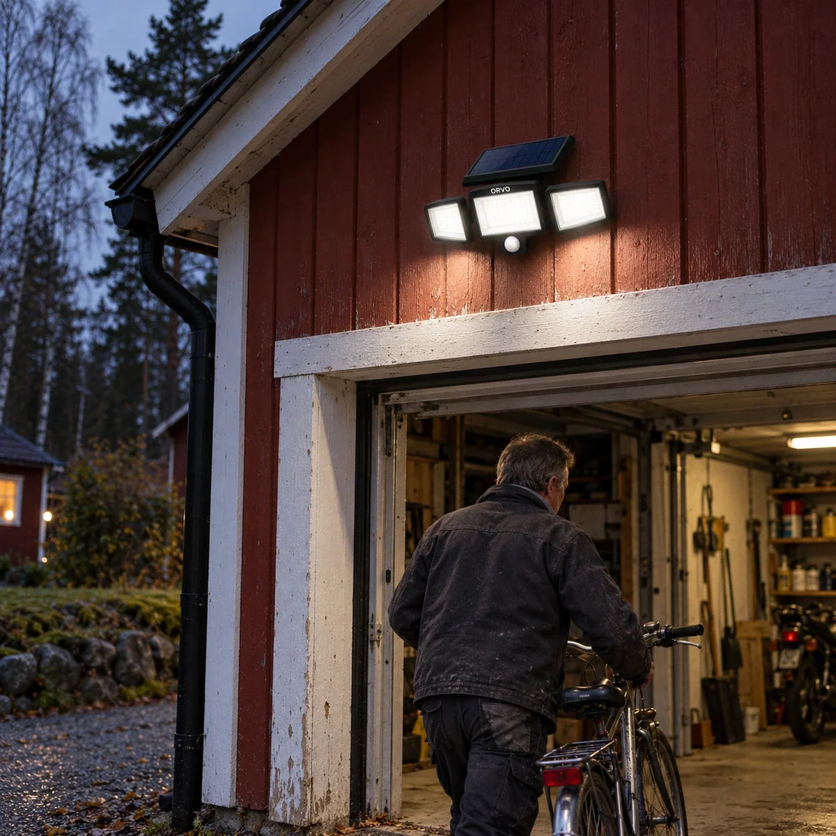 Gros plan sur l’applique solaire Orvo fixée sur une façade en bois clair : panneau solaire, trois têtes LED et détecteur de mouvement
