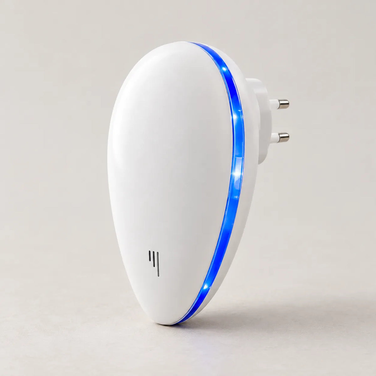 ORVO PestGuard, répulsif à ultrasons blanc avec anneau LED bleu et fiche européenne sur fond clair
