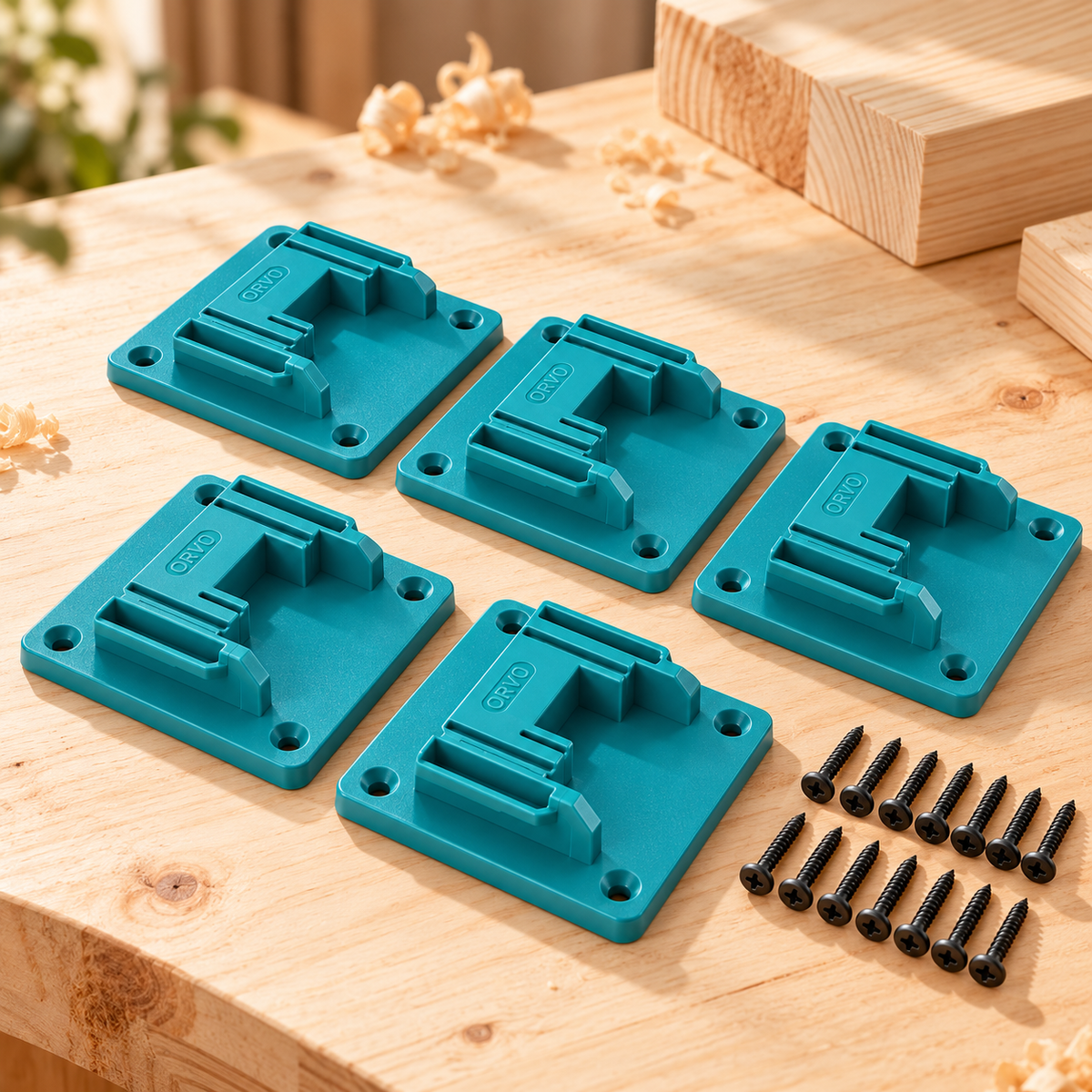 Cinq supports d’outils turquoise sur un établi en bois